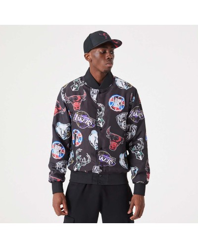 Chaqueta bomber New Era AOP Team Logo NBA All