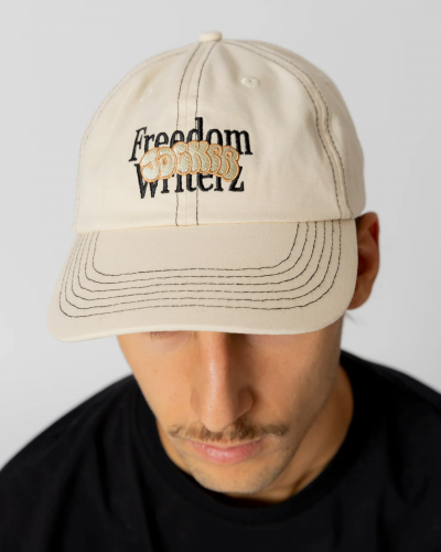 Gorra curva desestructurada Jacker Freedom Writerz beige