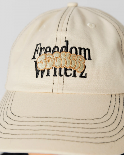 Gorra curva desestructurada Jacker Freedom Writerz beige